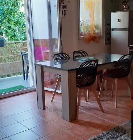 Les Romarins Climatise Apartment